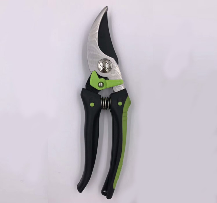 Sharp blade bypass pruner with lock